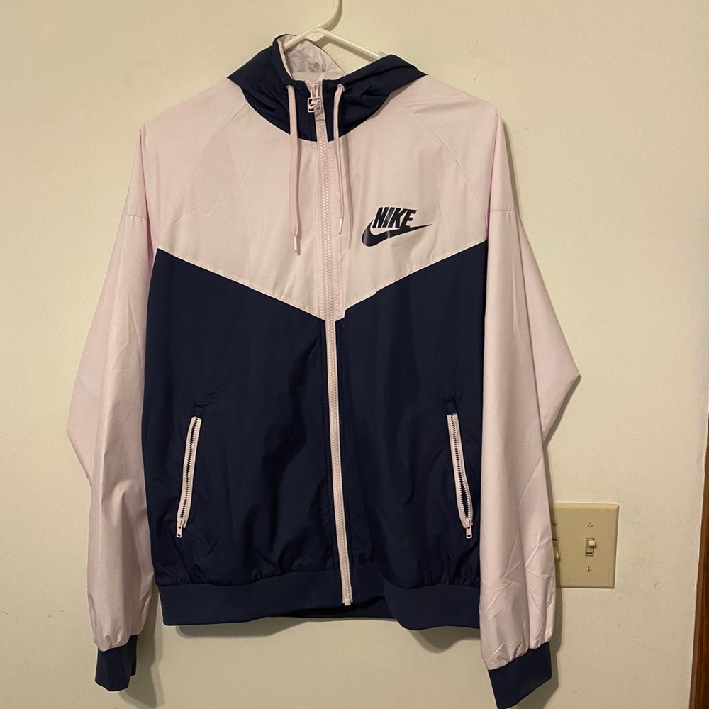 Ladies Nike windbreaker jacket.  Like new.